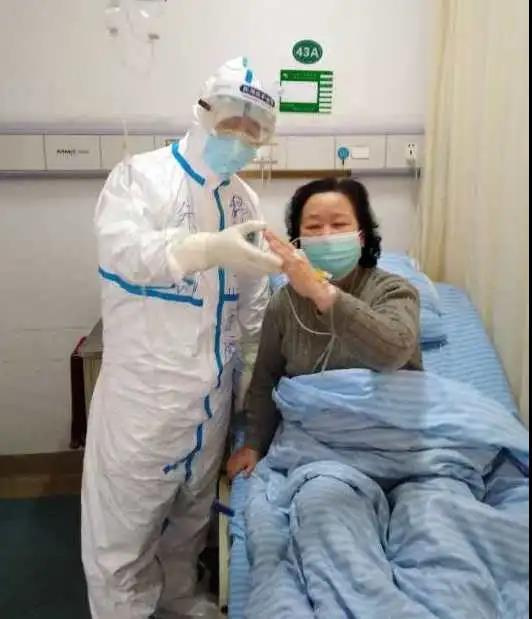 朱伦刚与患者在武昌医院病房2.jpg