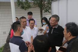9月10日，赖明在眉山市取水口详细了解岷江眉山段取水情况.JPG