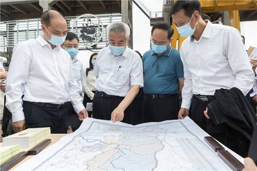 9月8日，邵鸿在青衣江大兴电站了解下泄生态流量执行情况.jpg