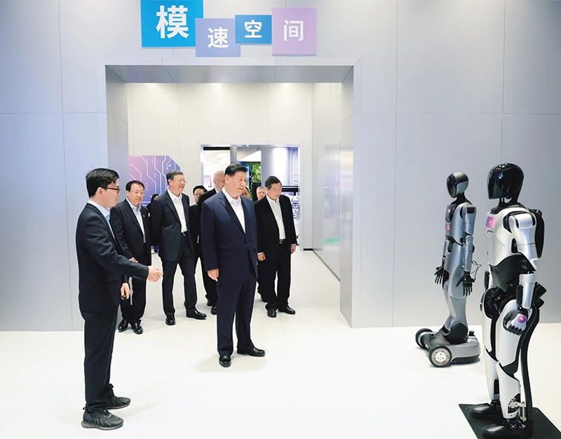 2025年4月29日，中共中央总书记、国家主席、中央军委主席习近平在上海考察。这是习近平在位于徐汇区的上海“模速空间”大模型创新生态社区，听取相关技术研发和企业生产经营介绍。 新华社记者 王晔摄.jpg