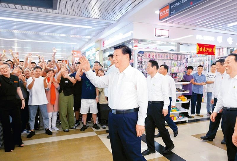 3 2023年9月20日至21日,中共中央总书记、国家主席、中央军委主席习近平在浙江考察。这是20日上午,习近平在义乌国际商贸城考察时,同商户亲切交流。 新华社记者 李学仁摄.jpg