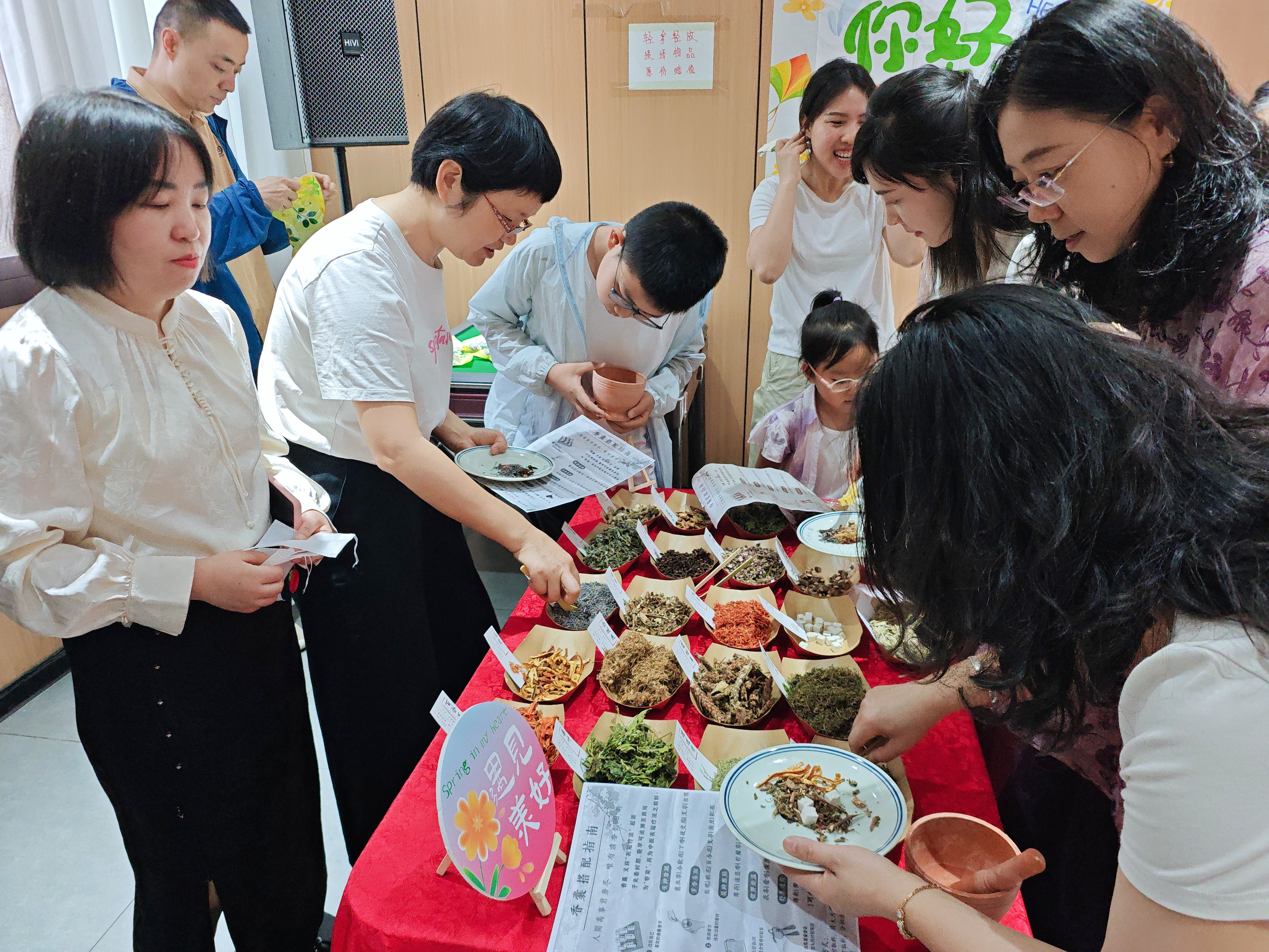 4月19日，九三学社攀枝花市市政二支社与妇幼保健院支社联合开展中药香囊文化体验活动1.jpg