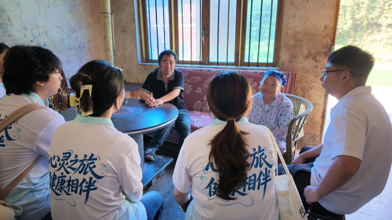 5-困难家庭走访慰问.jpg 5-困难家庭走访慰问.jpg