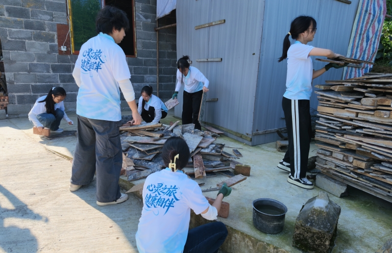 6-为困难家庭办实事.jpg 6-为困难家庭办实事.jpg