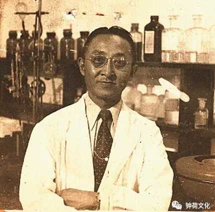 蓝天鹤先生在华西生化研究所实验室.png